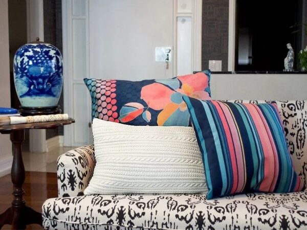 Aconchego sofisticado: Aprenda a decorar sua sala com almofadas de luxo