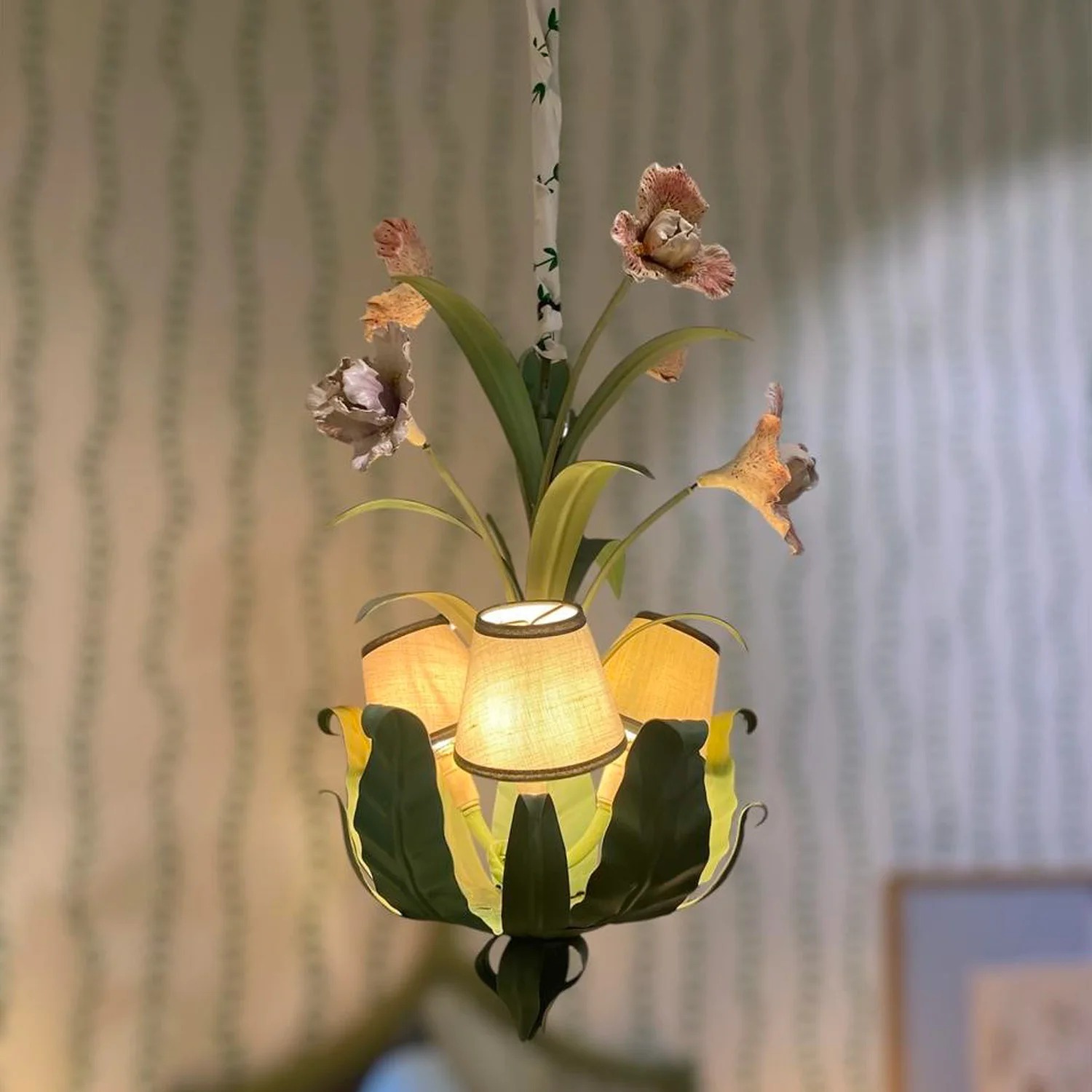 Iluminação decorativa: Lustres e luminárias de luxo para transformar sua sala